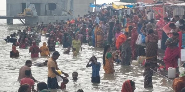 हरितालिका तीज का नहाय-खाय शुरू, गंगा घाटों पर उमड़ी सुहागिनों की भीड़