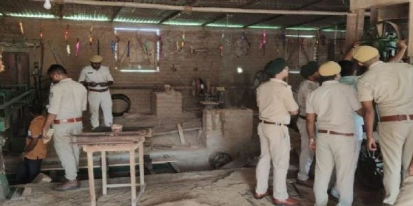 सजौर में वन विभाग का बड़ा छापा, अवैध आरा मिल जमींदोज और लाखों की लकड़ियां जब्त