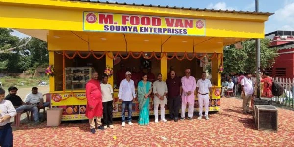 खुशखबरी! मंदार हिल रेलवे स्टेशन पर शुरू हुई मोबाइल फूड वैन