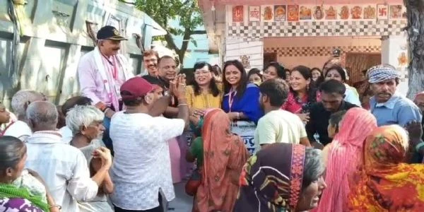 बाढ़ पीड़ितों के लिए मसीहा बनी माँ आनंदी संस्था, बांटी राहत सामग्री