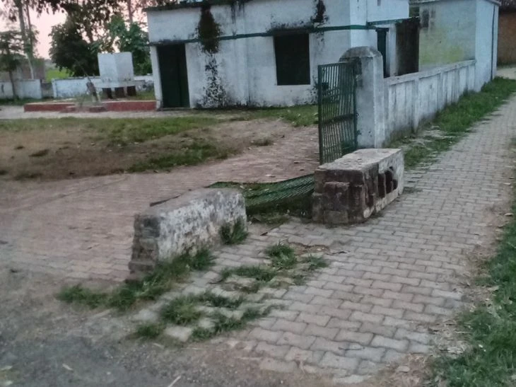 बड़ा खतरा: मंगरही स्कूल का टूटा गेट बच्चों की सुरक्षा पर भारी
