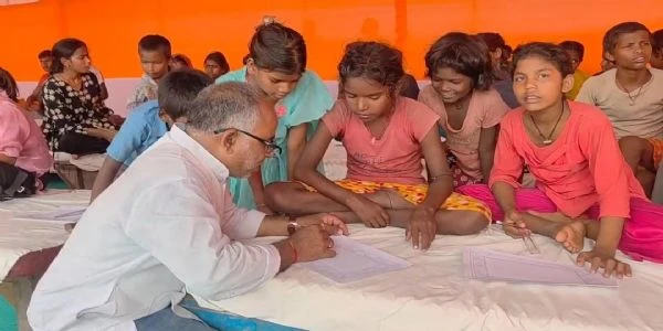 बाढ़ राहत शिविर में बच्चों ने सीखी मंजूषा पेंटिंग, देखिए कैसे मिली राहत