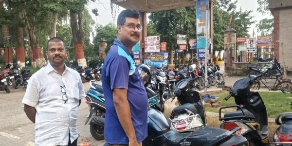 सैंडिस कंपाउंड पार्किंग शुल्क से बड़ी परेशानी, हो रही हेलमेट और बाइक चोरी