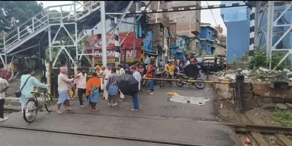 दर्दनाक हादसा: विक्रमशिला एक्सप्रेस की चपेट में आने से महिला की मौत, पुलिस की देरी पर भड़के लोग
