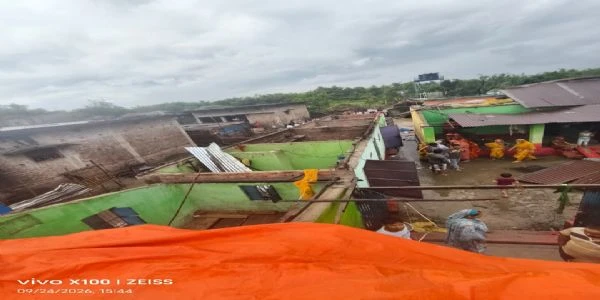 बायसी में आंधी-तूफान का कहर: 50 से ज्यादा घरों के छप्पर उड़े, कई परिवार खुले आसमान के नीचे