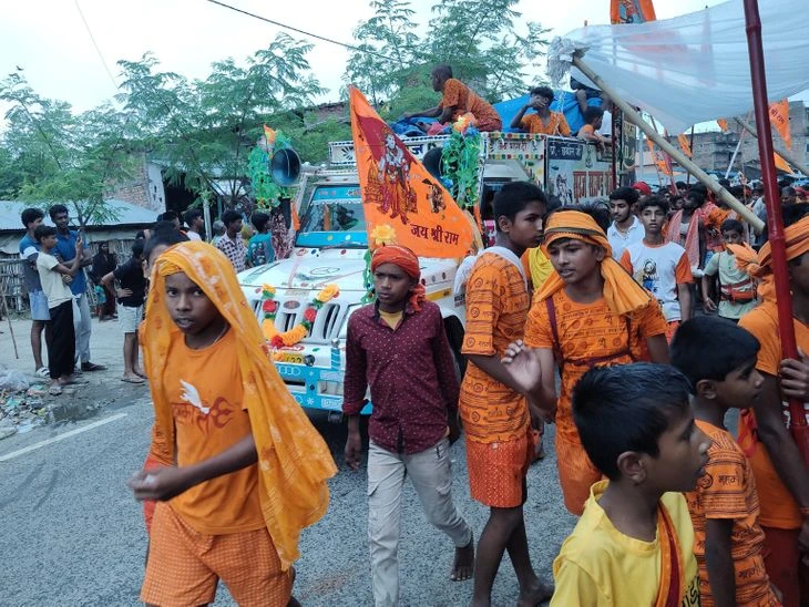 अद्भुत! भागलपुर में टिमटांगा घाट से मरवा वज्रेश्वर धाम तक निकली 108 फीट लंबी कांवड़ यात्रा
