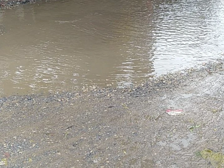देवरिया के नवलपुर चौराहे पर जलभराव से भारी मुसीबत