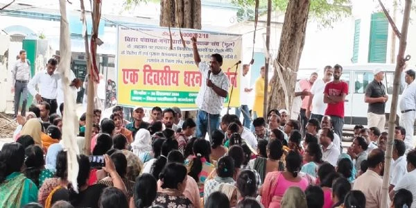 भागलपुर में शिक्षकों का महाधमाका: पुरानी पेंशन और वेतन के लिए डीएम कार्यालय पर हल्ला बोल