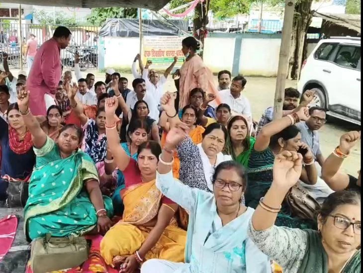 भागलपुर में शिक्षकों का जोरदार प्रदर्शन, वेतन और पुरानी पेंशन की मांग