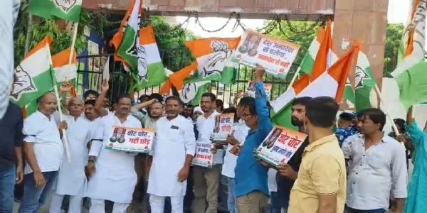 भागलपुर में 'वोट चोरी' पर कांग्रेस का जोरदार हल्लाबोल, कलेक्ट्रेट गेट पर जड़ा ताला