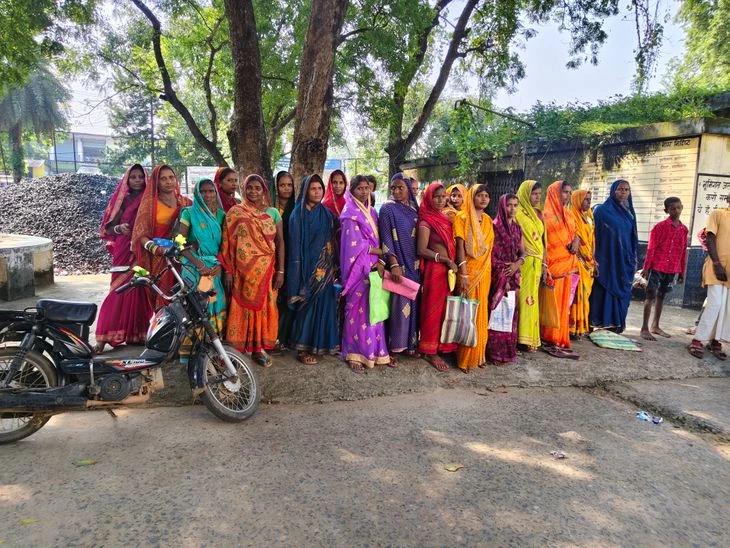 संसार हिल गया! सनहोला प्रखंड कार्यालय में महिलाओं का जोरदार प्रदर्शन