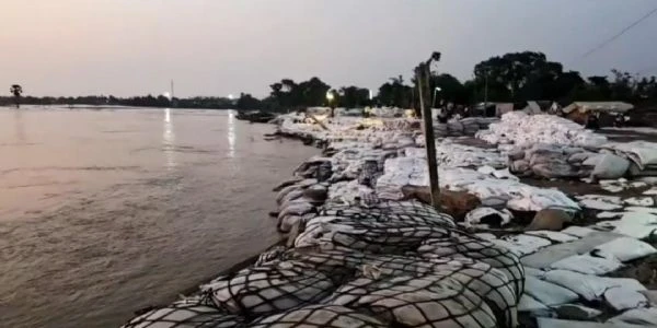 बड़ी राहत! इंजीनियरों की मेहनत से बचा राघोपुर-शंकरपुर तटबंध