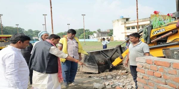 सोनवर्षा हाई स्कूल के सौंदर्यीकरण का मंत्री ईं शैलेंद्र ने किया औचक निरीक्षण