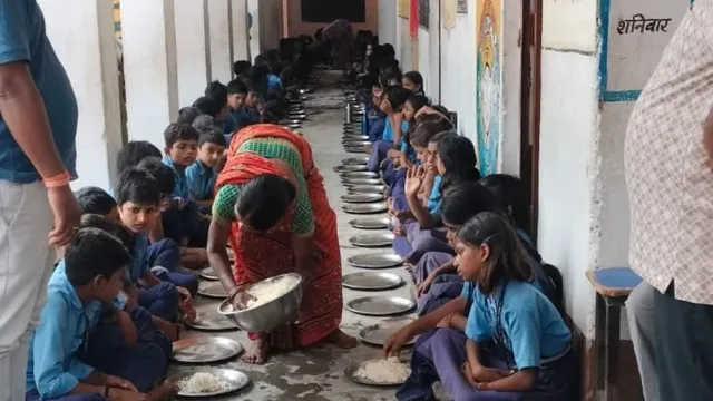 बड़ी खबर: कुतुबगंज स्कूल में मिड-डे मील की धांधली की जांच शुरू