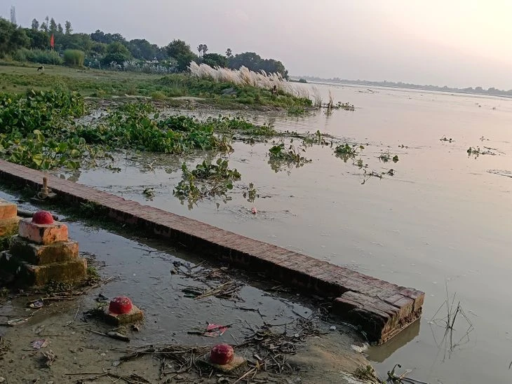 देवरिया में घघरा नदी खतरे के निशान से ऊपर, तटबंध डूबे