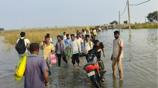 गंगा का जलस्तर बढ़ने से भागलपुर के घाट डूबे और नौगछिया में मार्ग क्षतिग्रस्त