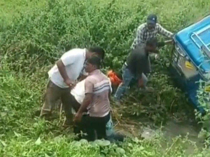 देवरिया में पानी भरे गड्ढे में गिरा ई-रिक्शा, बाल-बाल बचे यात्री