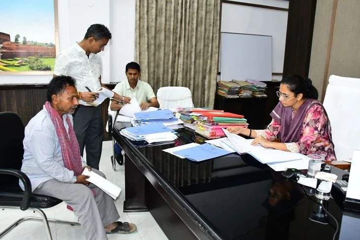 भागलपुर में डीएम और डीआरडीए निदेशक ने सुनी लोगों की समस्याएं
