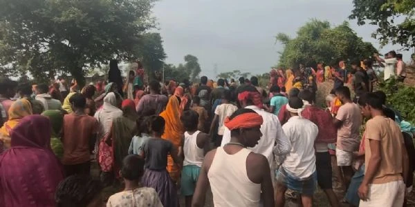 चौंकाने वाली खबर: पानी भरे गड्ढे में मिला लापता विवाहिता का शव, पति समेत ससुराल वाले फरार