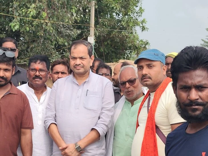 भागलपुर के अलalpur गाँव में गंगा कटाव से दहशत, ऊर्जा मंत्री ने दिया पुनर्वास का भरोसा