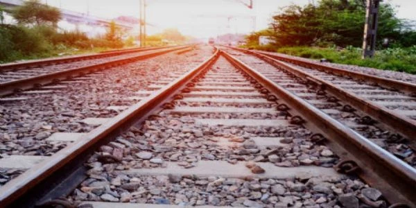 दर्दनाक हादसा: ट्रेन से कटकर अज्ञात व्यक्ति की मौत, ढाई घंटे बाधित रहा रेल परिचालन