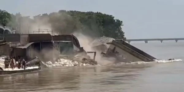 गंगा कटाव की निगरानी कर रहे इंजीनियरों का मकान नदी में समाया