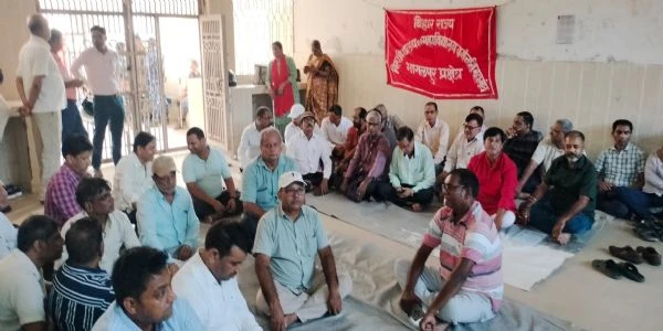 टीएमबीयू में वेतन कटौती पर हड़ताल, कामकाज ठप