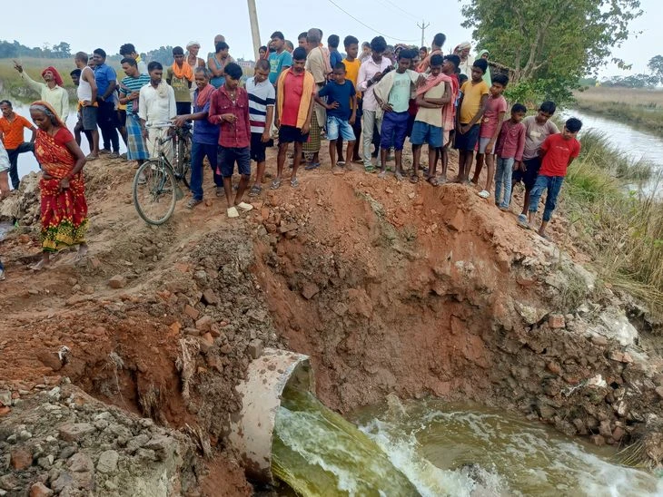 भागलपुर के अजमाबाद और पकड़ा टोला में जलभराव हटाने के लिए पाइप बिछाने का काम शुरू