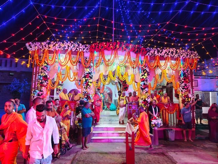भागलपुर के इस अनोखे मंदिर में बिना मिट्टी के बनती है मां दुर्गा की प्रतिमा