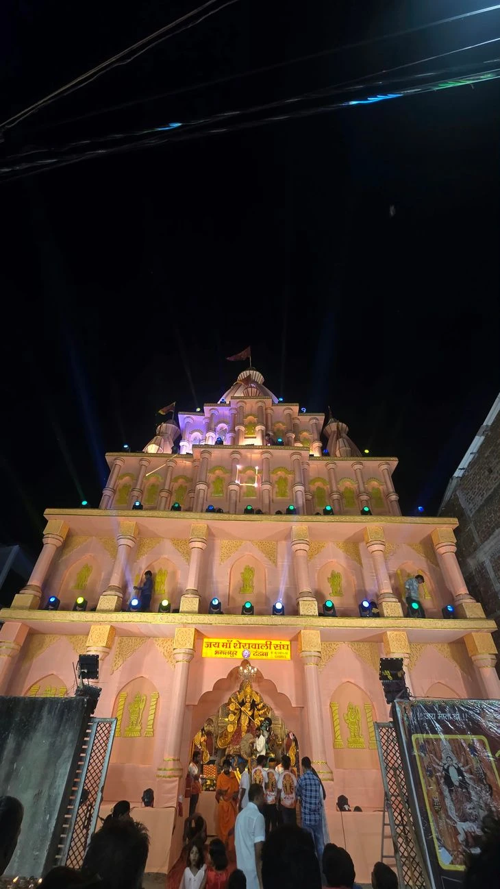गढ़वा में नवरात्रि की धूम, भव्य और महंगे पूजा पंडाल देखकर रह जाएंगे दंग