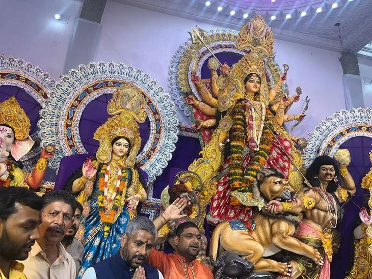 भागलपुर विधायक रोहित पांडे ने पासीटोला दुर्गा मंदिर में टेका माथा