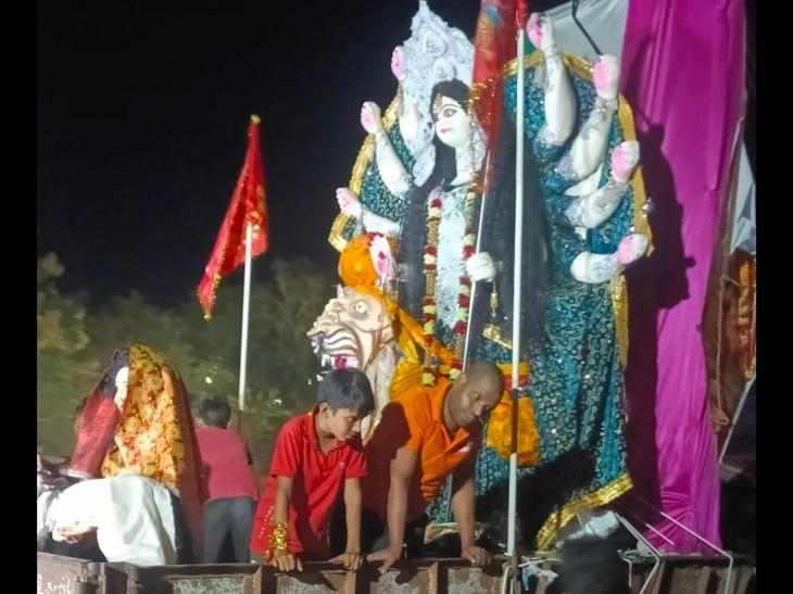 सुरक्षा के बीच भागलपुर सरयू घाट पर ५० दुर्गा प्रतिमाओं का विसर्जन संपन्न