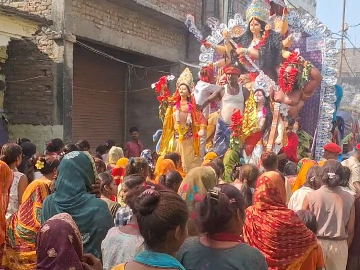 नारायणपुर में भावुक विदाई: नम आँखों से माँ दुर्गा को दी अंतिम विदाई