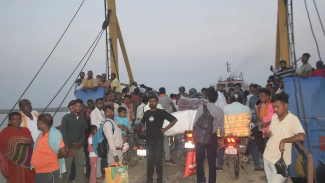 बड़ी खबर: भागलपुर में गंगा नदी के बीच स्टीमर का स्टीयरिंग फेल, मची चीख-पुकार